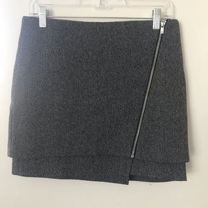 HM houndstooth miniskirt with zipper detail.